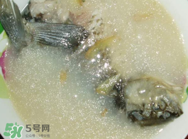 鯽魚(yú)湯怎么做才白？鯽魚(yú)湯怎么熬成奶白色？