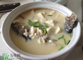 鯽魚(yú)湯怎么做才白？鯽魚(yú)湯怎么熬成奶白色？