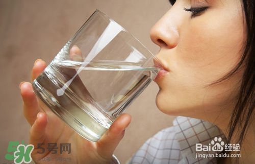 嘴唇干燥是什么原因？嘴唇干裂脫皮怎么辦？