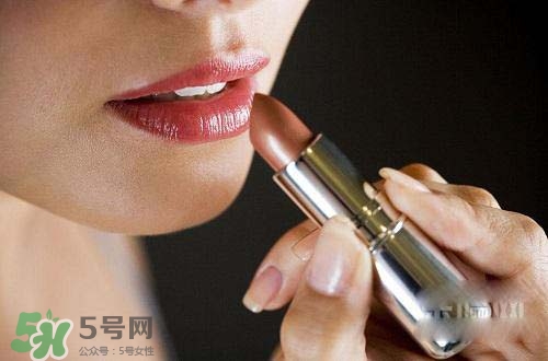口紅過(guò)敏是怎樣的？口紅過(guò)敏怎么辦？
