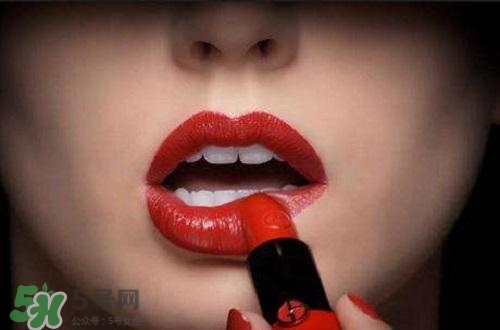 口紅過(guò)敏是怎樣的？口紅過(guò)敏怎么辦？