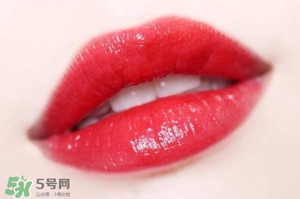 ysl鏡面唇釉和黑管唇釉哪個(gè)好？ysl鏡面唇釉和黑管唇釉區(qū)別
