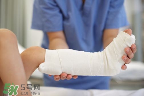 骨裂吃什么好得快？骨裂和骨折的區(qū)別