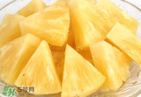菠蘿削皮可以直接吃嗎？菠蘿削皮直接吃有毒嗎？