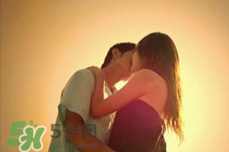 男人接吻時在想什么？男人接吻為什么伸舌頭