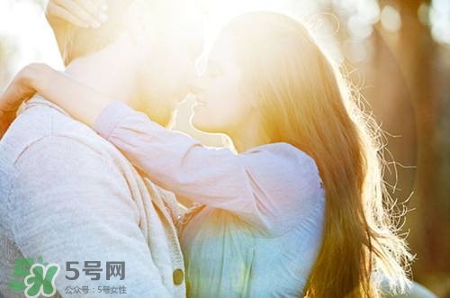 男人接吻時在想什么？男人接吻為什么伸舌頭