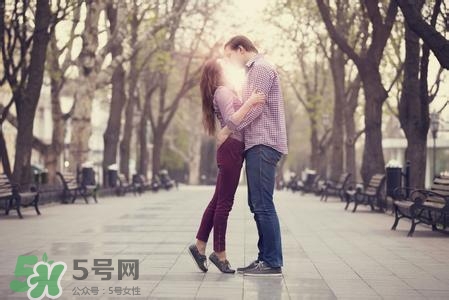 男人接吻時在想什么？男人接吻為什么伸舌頭