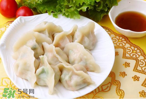 薺菜包餃子必須焯水嗎？薺菜包餃子要焯水嗎？