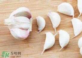 大蒜爛了一點(diǎn)還能吃嗎？大蒜爛根是怎么回事？