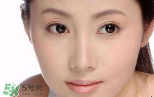 鼻子上擠出來的白色東西是什么？鼻子上的白色顆粒是什么？