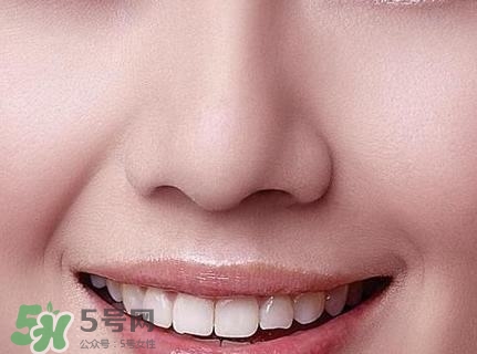 鼻子上擠出來的白色東西是什么？鼻子上的白色顆粒是什么？