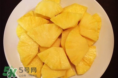 口腔潰瘍能吃菠蘿嗎？吃菠蘿會導致口腔潰瘍嗎？