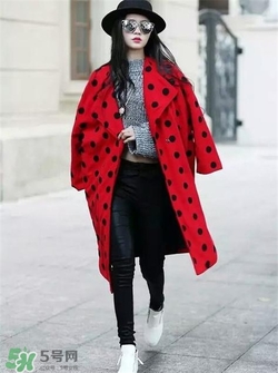 紅色衣服配什么顏色褲子？紅色衣服配什么褲子好看？