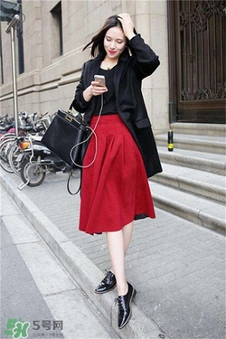 紅色衣服配什么顏色鞋子？紅色衣服配什么鞋子好看？