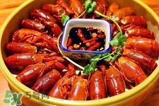 痛風(fēng)可以吃小龍蝦嗎？吃小龍蝦會(huì)引發(fā)痛風(fēng)嗎？