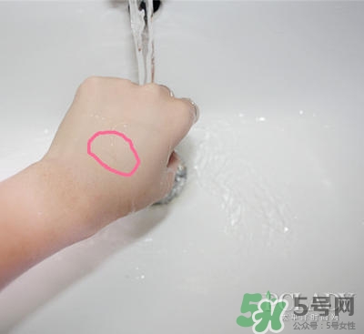 植村秀小燈泡584和784哪個(gè)白？植村秀小燈泡584和784對(duì)比