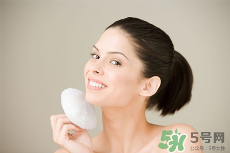 皮膚過(guò)敏能洗冷水澡嗎？過(guò)敏用冷水還是熱水洗澡？