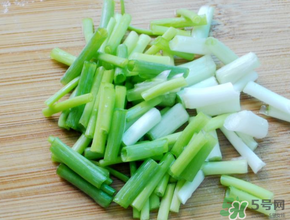 薺菜和蔥能一起吃嗎？薺菜餃子可以放蔥嗎？
