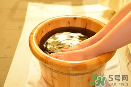 艾草泡腳治宮寒嗎？艾草泡腳對宮寒有用嗎？