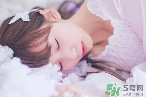 女人熬夜吃什么好？女人熬夜的危害有多大