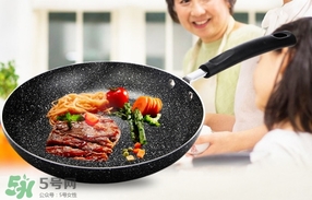 麥飯石鍋和鐵鍋哪個(gè)好？麥飯石鍋和鐵鍋對比