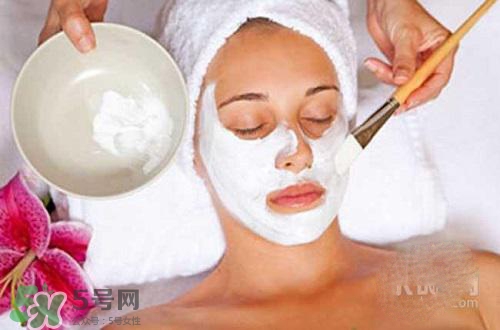 蜂蜜怎么去痘?。糠涿廴ザ挥∶婺ぴ趺醋觯?></p><h3>蜂蜜蘆薈面膜消炎祛痘</h3><p>
蜂蜜和蘆薈搭配做面膜能起到很好的抗菌作用，可以預(yù)防痘痘產(chǎn)生，并且還能清潔肌膚，做面面膜的時候適當(dāng)?shù)陌茨∧w，可以刺激皮膚的血液循環(huán)，收縮毛孔，使肌膚變得平滑細(xì)膩。</p><p>
蜂蜜蘆薈面膜的做法：取蘆薈1片洗凈去皮，放入榨汁機(jī)中榨取汁液，用無菌濾布濾掉蘆薈殘渣，留取汁液備用，將蘆薈汁和1小匙蜂蜜，適量豆腐一起放入碗中攪拌均勻，潔面后，均勻輕柔的涂抹在臉上，用指腹由內(nèi)向外用打圈的方式按摩15分鐘后，用清水洗凈即可。</p><p style=