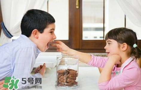 半夜吃零食會(huì)導(dǎo)致腦殘？半夜吃零食會(huì)不會(huì)腦殘