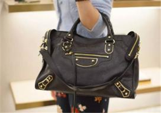 巴黎世家機(jī)車包正品多少錢？balenciaga機(jī)車包專柜價(jià)格