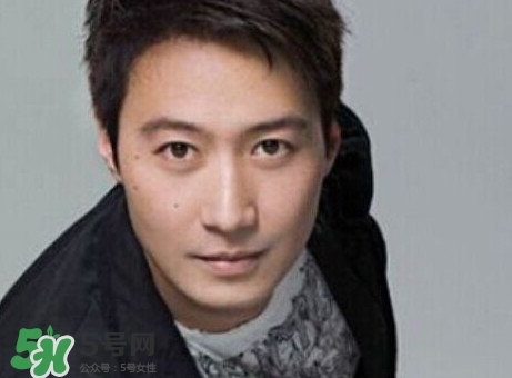 怎么去除疤痕?。咳绾稳コ毯塾?></p><h3>如何去除疤痕印</h3><p>方法一 按摩去疤法</p><p>按摩也能消除疤痕，因為按摩能夠適度的活血化瘀，幫忙疏通脛骨。而疤痕是新生組織，因生長不均衡而產生，所以按摩能夠有效的恢復局部組織的活力，促進新生皮膚再生，對身體很多方面也有好處。但是切記只針對淺的正在復原的疤痕。</p><p>手法：利用手掌根部輕柔疤痕，每天三次，每次堅持十分鐘即可。</p><p>方法二 姜片去疤痕</p><p>把新鮮的姜洗干凈以后切成片，然后用姜片輕擦疤痕，輕擦數(shù)次以后，將姜片敷在疤痕部位，然后在去掉更換一片，重復兩三次。這個方法一定要堅持下去哦，每天這樣操作兩次，長期下來，小點的疤痕會消失的。因為生姜具有抑制肉芽組織生長的功效，從而降低疤痕形成和生長。</p><p style=