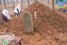 為什么新墳三年不能動土？新墳三年填土對誰不好？
