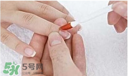 腳上的灰指甲怎么治療？腳上的灰指甲的治療方法