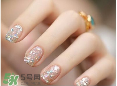 腳上的灰指甲怎么治療？腳上的灰指甲的治療方法