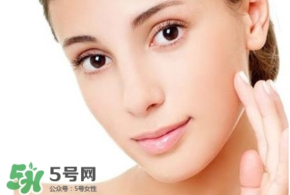 怎么去除疤痕?。咳绾稳コ毯塾?></p><p>方法三 維生素去疤法</p><p>去疤或許沒有那么容易，但是維生素絕對是去疤的好幫手。而維生素C是美白的圣品，因此如果疤痕顏色較深的話，我們可以試著把維生素C弄成粉末涂抹在疤痕上，這樣能夠有效降低疤痕的色素沉淀，促進美白。另外維生素B具有潤膚的作用，能夠增強皮膚的彈性，而且比較容易滲透皮膚進入皮下。因此，我么可以用針將維生素E的膠囊刺破，取出里面的藥液涂抹于疤痕上，輕柔十分鐘，每天兩次即可去疤。</p><h3>疤痕修復期注意事項</h3><p>1.防疤重于治疤，平時要注意安全，皮膚一旦受到損傷就會留下可惡的疤痕。</p><p>2.留下疤痕后要調整好心態(tài)，放下心理負擔，積極進行疤痕修復。</p><p style=
