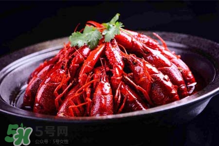 吃小龍蝦可以喝紅酒嗎？紅酒和龍蝦能一起吃嗎？