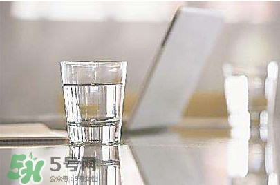玻璃杯喝水安全嗎？玻璃杯喝水安不安全