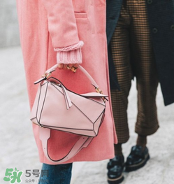 loewe puzzle怎么背好看？loewe puzzle怎么搭配好看？