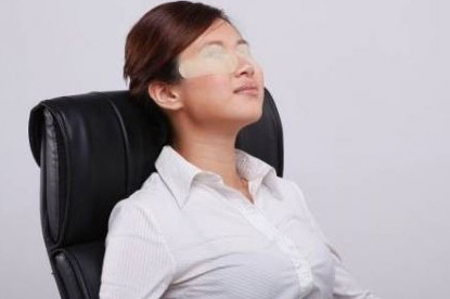 眼疲勞會引起哪些癥狀？眼疲勞會導(dǎo)致什么癥狀