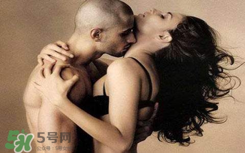 男人為什么喜歡抓女人的胸？男人摸女人的胸部