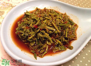 涼拌香椿要過(guò)水嗎？香椿涼拌前需要用開(kāi)水焯一下嗎？