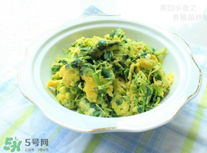 香椿炒雞蛋不能和什么同吃？香椿炒雞蛋什么人不能吃？