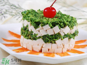香椿拌豆腐怎么做好吃？香椿拌豆腐放什么油？