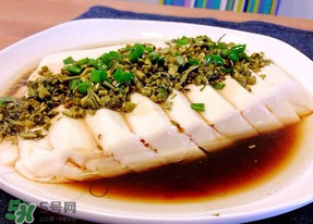 香椿炒豆腐怎么做好吃？香椿炒豆腐的做法