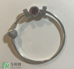 潘多拉美女與野獸手鏈?zhǔn)鞘裁床馁|(zhì)？pandora美女與野獸是銀的嗎？