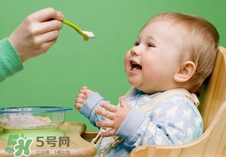 四個(gè)月的寶寶可以喝果汁嗎？寶寶四個(gè)月能喝果汁嗎？