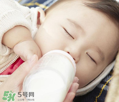 寶寶喝水喝奶要分開用奶瓶嗎？奶瓶喝水和喝奶要分開嗎？