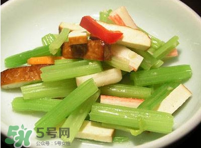 芹菜怎么炒好吃？芹菜怎么炒不苦