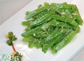 ?炒荷蘭豆要焯水嗎？荷蘭豆不焯水能吃嗎？