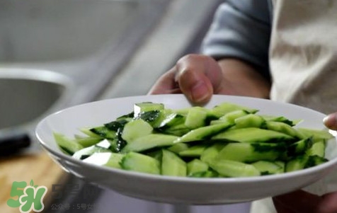 黃瓜怎么切菱形？如何將黃瓜切菱形