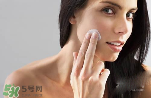 先用磨砂膏還是先用洗面奶？磨砂膏和洗面奶哪個(gè)先用？