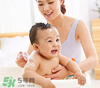寶寶流鼻涕了還能洗澡嗎？寶寶夏天感冒能不能洗澡？